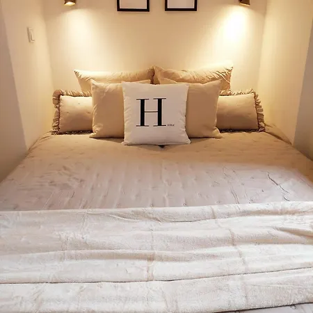 Stylish Apartment, Walk To Nivy Center Apartament